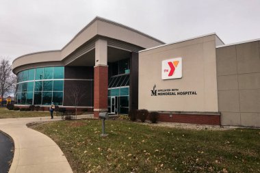 Ofallon, IL- 22 Aralık 2018; Güney Illinois 'deki YMCA spor salonuna açılan yola bakan dış duvarda kurumsal bir tabela var..