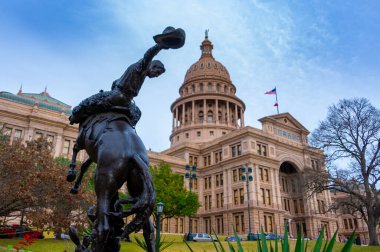 Austin, TX. Kovboy anıtı. Sanatçı Constance Whitney Warren 1952 'de Austin şehir merkezindeki Teksas Kongre Binası' nın önünde kurulmuş..