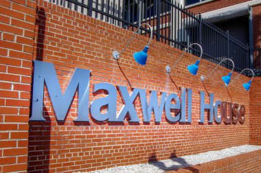 Jacksonville, FL - 18 Mart 2018; Paslanmaz çelik Maxwell House kahve markası levhası şehir merkezindeki kahve kızartma fabrikasının dışında sergileniyor..