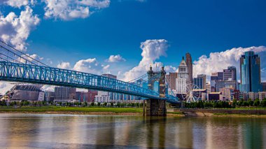 Cincinnati, Oh--26 Ağustos 2018; Mavi çelik ve taş John A. Roebling Askı Köprüsü Ohio Nehri üzerinde ufuk çizgisi olan