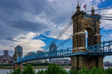 Cincinnati, OH - 29 Ağustos 2018; Taştan ve çelikten Roebles asma köprüsü manzarası Ohio nehrinden geçiyor.