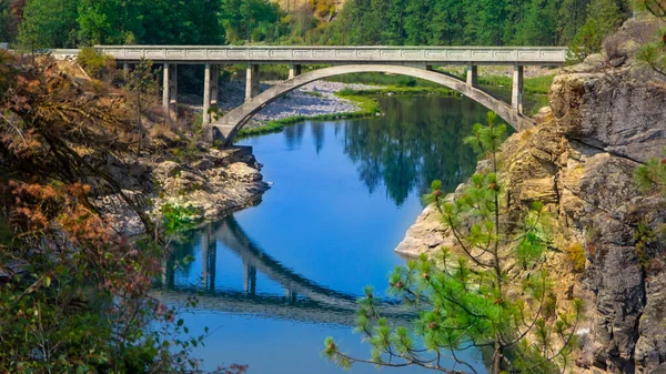 Post Falls Aug 2018 Concrete Arched Bridge Crossing Spokane Rive Royalty Free Stock Photos