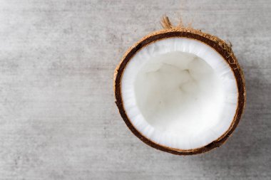 Tahta masada taze hindistan cevizi.