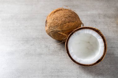 Tahta masada taze hindistan cevizi.