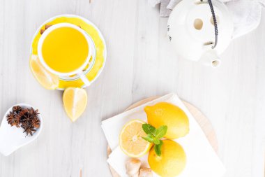Zencefilli limon çayı. Beyaz ahşap bir masada. Üst Görünüm.