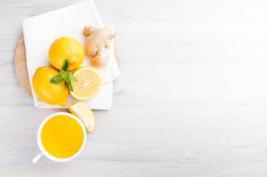 Zencefilli limon çayı. Beyaz ahşap bir masada. Üst Görünüm, kopyalama alanı ile.