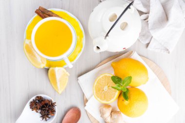 Zencefilli limon çayı. Beyaz ahşap bir masada. Üst Görünüm.