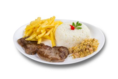 Tipik Brezilya yemekleri, yönetici yemekleri, yemek menüleri. Biftek, pilav, fasulye, patates ve ekmek kırıntıları. Beyaz arkaplan.