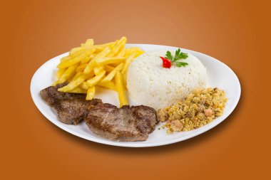 Tipik Brezilya yemekleri, yönetici yemekleri, yemek menüleri. Biftek, pilav, fasulye, patates ve ekmek kırıntıları. Kahverengi arkaplan.