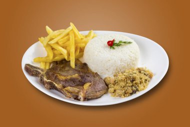 Tipik Brezilya yemekleri, yönetici yemekleri, yemek menüleri. Pirzola, pirinç, fasulye, patates ve ekmek kırıntıları. Kahverengi arkaplan.