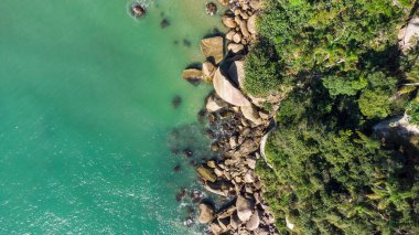 Brezilya sahilindeki kayalara çarpan dalgaların hava görüntüsü. Balneario Camboriu.