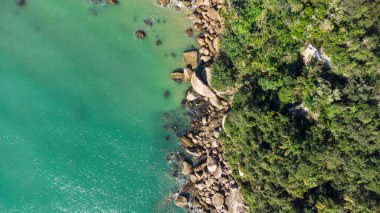 Brezilya sahilindeki kayalara çarpan dalgaların hava görüntüsü. Balneario Camboriu.