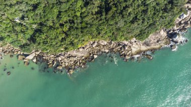 Brezilya sahilindeki kayalara çarpan dalgaların hava görüntüsü. Balneario Camboriu.