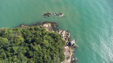 Brezilya sahilindeki kayalara çarpan dalgaların hava görüntüsü. Balneario Camboriu.