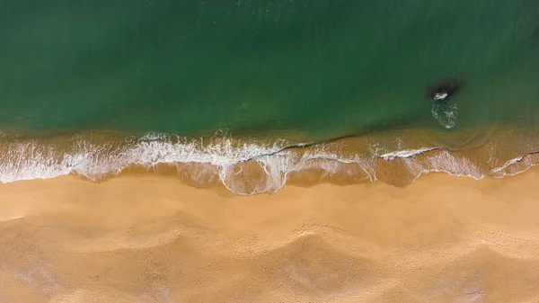 Vista Aérea Arriba Hacia Abajo Las Suaves Olas Salpicando Playa — Foto de Stock