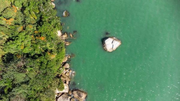 Vista Aérea Olas Golpeando Rocas Una Costa Playa Brasileña Balneario —  Fotos de Stock