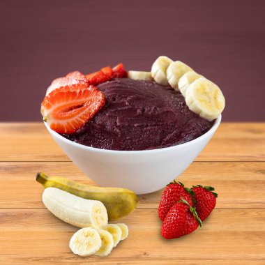 Acai, elinde Brezilya dondurması kasesi olan bir kadın. Ahşap arka planda meyveler. Yaz menüsü ön görünümü
