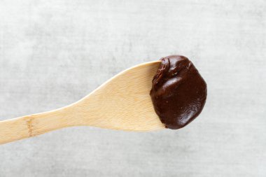 Brezilya vejetaryen Brigadeiro çikolatası ahşap kaşıkta