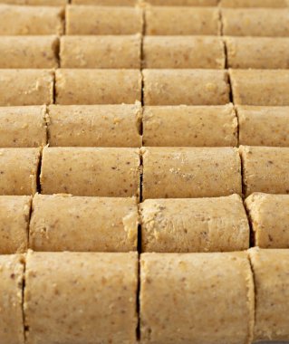 Beyaz arka planda Pacoca adında tatlı bir Brezilya fıstığı var. Haziran Kutlamasından