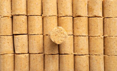 Beyaz arka planda Pacoca adında tatlı bir Brezilya fıstığı var. Haziran Kutlamasından