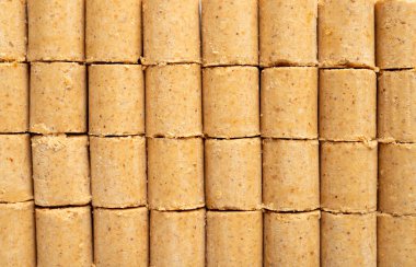 Beyaz arka planda Pacoca adında tatlı bir Brezilya fıstığı var. Haziran Kutlamasından