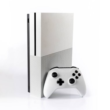 Sonraki Genel Video Oyun Denetleyicisi ve Konsolu Beyaz Arkaplanda İzole Edildi.