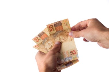 Brazillian Money, 50 Reais banknotları tutan adam beyaz üzerine izole edilmiş..