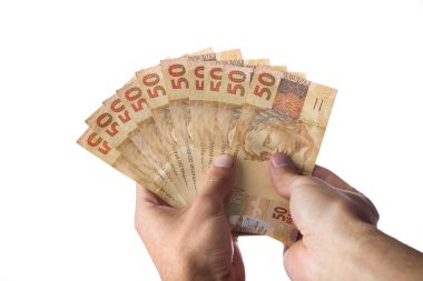 Brazillian Money, 50 Reais banknotları tutan adam beyaz üzerine izole edilmiş..