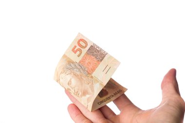 Brazillian Money, 50 Reais banknotları tutan adam beyaz üzerine izole edilmiş..