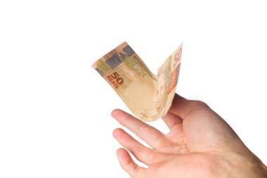 Brazillian Money, 50 Reais banknotları tutan adam beyaz üzerine izole edilmiş..