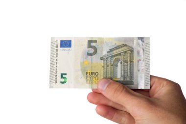 Avro banknotlarını beyaz arkaplanda tutan adam.