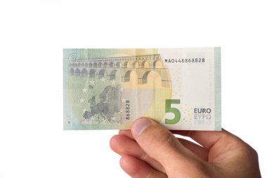 Avro banknotlarını beyaz arkaplanda tutan adam.