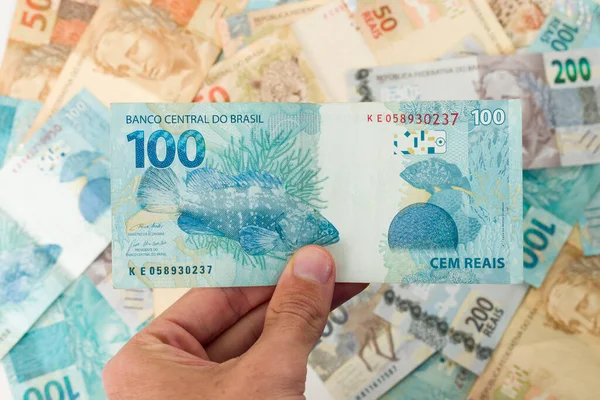 Brazillian Money Man Med 100 Reais Sedlar — Stockfoto