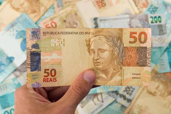 Brazillian Money Człowiek Banknotami Reais — Zdjęcie stockowe