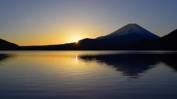 太阳升起和山顶 2021年5月2日来自日本莫托湖的富士 — 图库视频影像