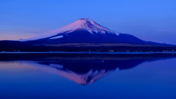 Yamanaka Gölü 'nden şafak vakti gelen kırmızı Fuji. — Stok video