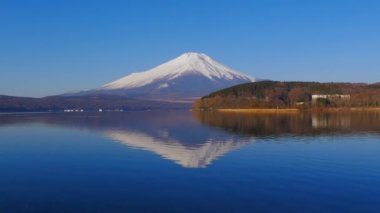 Hirano Gölü 'nün aşağısındaki Fuji Yamanaka Gölü.