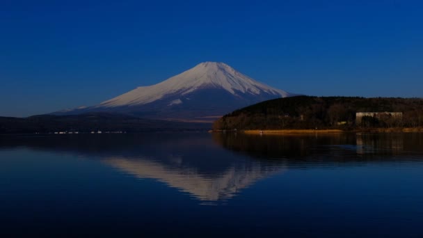 Угорі Фудзі з озера Яманака (Японія). — стокове відео