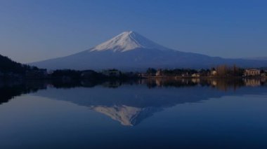 Tepetaklak olmuş. Ubuyagasaki Gölü 'nden Fuji Kawaguchi Japonya