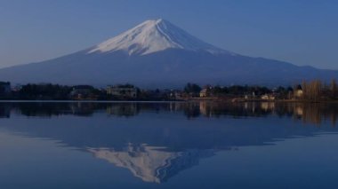 Tepetaklak olmuş. Ubuyagasaki Gölü 'nden Fuji Kawaguchi Japonya 03 / 18 / 2021