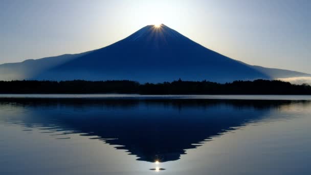 Mt. Fuji y Sol del amanecer desde el Lago Tanuki Fujinomiya Ciudad Japón — Vídeo de stock