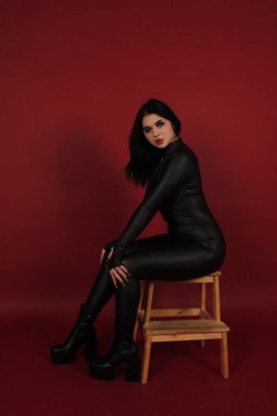 Siyah deri ceketli güzel bir kız.