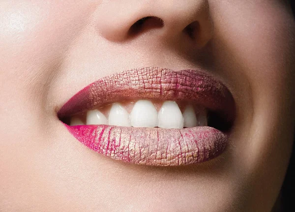 Porträt Mädchen Violett Und Goldene Lippen — Stockfoto