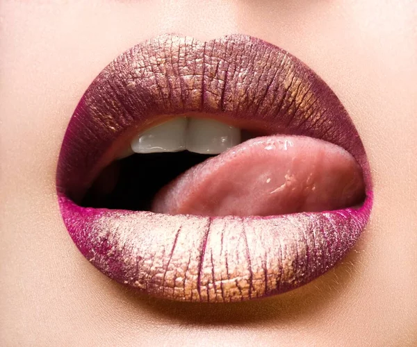 Portret Meisje Violet Gouden Lippen Stockfoto