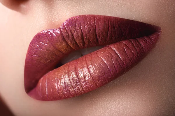 Glimlachen Lippen Met Lingonberry Kleur Lippenstift Stockfoto