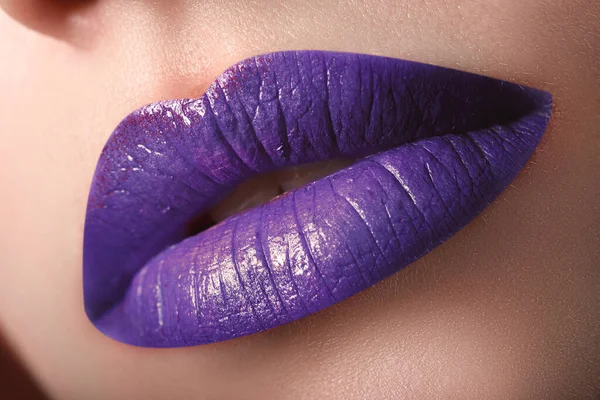 Glimlachende Lippen Met Violette Lippenstift Rechtenvrije Stockfoto's