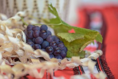 ahşap masa üstünde üzüm 