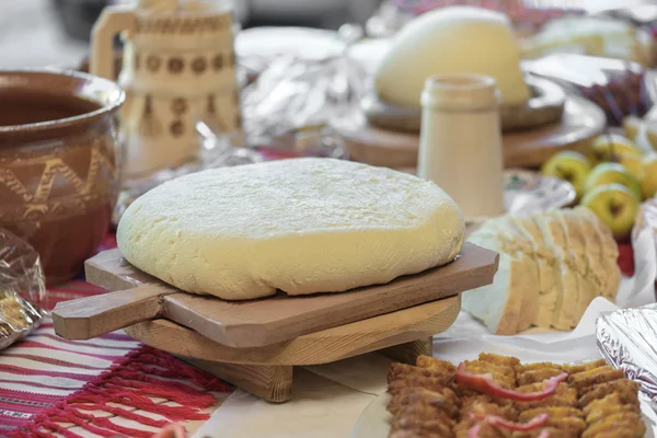 Aperitivos com queijo cottage, pão caseiro e rolos de carne sl — Fotografia de Stock