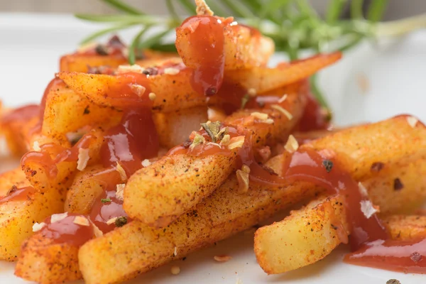 Franse frietjes gepresenteerd op een witte plaat en ketchup — Stockfoto