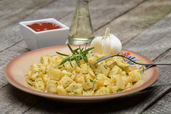 Biberiye, sarımsak, ahşap yüzeyine ketçap Potatao salatası — Stok fotoğraf